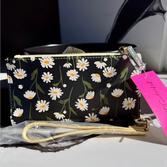 NWT! Fabulous Betsey Johnson Sunflower and Black, Daisy Wrist Wallet! - Picture 6 of 6